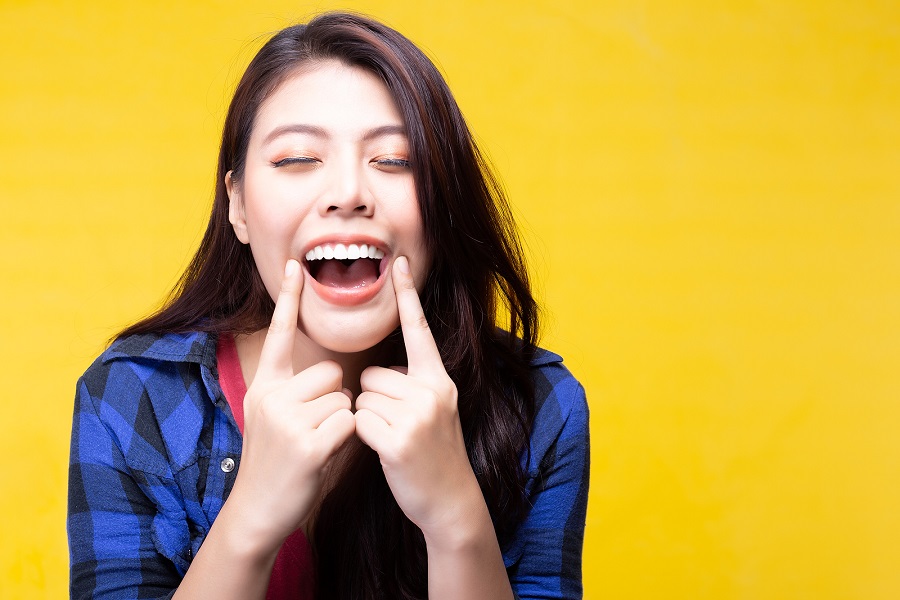 LET OUR TEETH WHITENING SYSTEM BRIGHTEN YOUR SMILE